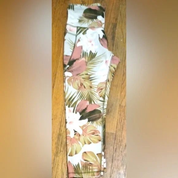 🌸🌴👟EUC Old Navy Active Tropical Floral Cropped Yoga Pants MED - Picture 4 of 6